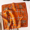 Foulards en satin de soie pour femmes Foulards à la mode Foulard imprimé carré Accessoires professionnels Foulard de créateur