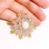 Designer Women Pearl Brooch Snowflake Suit Brooches for Woman Zircon Lady Flower Pins Vintage Elegant Luxury Bride Dress Pins Button Pin Fashion Scarf Buckle