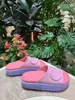 Projektant Jelly Women's Mid Heel Sandal Sandal Kapcie, wykonane z przezroczystych materiałów, modne, seksowne i piękne, słoneczny plaża kobieta buty kapcie kolor pasujące do koloru