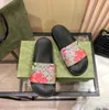 Klassiska unisex tofflor bokstav blommor trycker sandal designer par sommar utomhus flip flops lyx badrum toffel strandskor gummi gummi