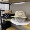 Sombreros de ala ancha Verano 2022 Grandes aleros Moda Sombrero de paja de alta calidad en forma de corazón Rhinestone Sun Visor Panamá Jazz Flat Top HatWide