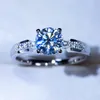 Pierścionki ślubne Delikatne damskie zespoły z okrągłym kształtem krystalicznym propozycją mody pierścionka Poręczne akcesoria do imprez zaręczynowych