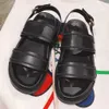 Explosieve sandalen koppels nieuwste reli￫f slippers sandale vol met high -end internet beroemde sterren met dezelfde retro en modieuze klassieke mode -sandaal