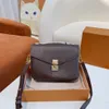 Prägla blomma lyxdesigners väska pochette män kvinnor handväska messenger äkta läder metis elegant kvinnors axel crossbody väskor