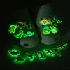 Cocodrilo fluorescente JIBZ encantos dibujos animados de dinosaurios Luminous shoe charm hebillas decoraciones 2D PVC brillan en la oscuridad Accesorios para zapatos aptos para niños Sandalias baratijas