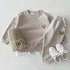 Completi per bambini di alta qualità Completi di abbigliamento Tuta lunga per bambina Ragazzo Simpatico orso Testa ricamo Felpa Pantaloni 2 pezzi Tuta sportiva Moda grande Set di vestiti per ragazze per bambini