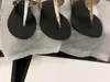 Mężczyźni Kobiety Skórzane Stringi Sandał Z Podwójnym Metalowym Projektant Slajdy Klapki Złote Skórzane Kapcie Outdoor Summer Sandals U12NO6