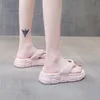 2022 Pantofole estive Le donne indossano pan di spagna alla moda Sandalo antiscivolo con suola spessa Comodo massaggio ai piedi per il tempo libero Vendita diretta in fabbrica