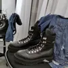 Kvinnors högkvalitativa stövlar designer skor mode mocka snörning metall spänne ankel boot lyx t-scen motorcykel martin sko storlek 35-40