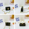 刺繍ラインハンドバッグ小さな正方形バッグガールプリンセスチェーン凹面モデリングクロスボディバッグゼロ財布
