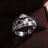 Anneaux de mariage Huitan haute qualité plaqué argent tenant amour Design femmes métal anniversaire beau cadeau mode bijoux mariage
