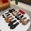 Designer Kvinnor Tofflor V Signatur Slide Sandal Genomskinliga sandaler Kohud Platta skor Sommar Beach Casual Tofflor Flip Flop NO350