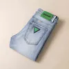 Våren 2023 och sommarmän jeans ljusblå tunn boutique enkel medium midja mikro elastisk liten rak jean