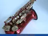 rotes altsaxophon.