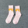 جوارب الرجال رجال أزياء الهيب هوب ضرب اللون على طاقم النار للجنسين أبيض اللهب الحريق قوة الشعلة الدفء شارع القطن