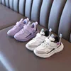 Meninos tênis 2022 Primavera Novos crianças moda moda versátil sólido roxo roxo Sapatos esportivos de malha para meninas não deslizamento