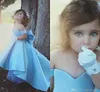 New Light Sky Blue Flor Meninas Vestidos Para Casamentos Off Should Satin Tulle Bow High Low Low Girls Pageant Vestidos de festa de aniversário