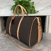 Mochilas de moda de designers, bolsas de viagem femininas masculinas de luxo, bolsas de couro de grande capacidade, bagagem de mão, bolsa de fim de semana com trava 41414