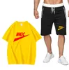 Sommar Fitness Jogger Märke Logo Tracksuit Mäns Shorts Sleeve T-shirt + 2 stycken Korta byxor Sätter sportkläder kläder manliga kostymer