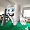 Modèle de dent gonflable publicitaire personnalisé 2 m/3 m ballon de personnage de dessin animé blanc homme de dent gonflable tenant une brosse à dents pour des conseils de santé dentaire