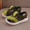 Sandálias de criança de verão para sapatos de bebê colorido pano de rede respirável tênis de tênis infantil infantil sandálias femininas 220623