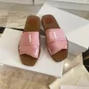 2023 مصممة النعال شريحة شرائح صندل البغل الخشبي المسطح يزين النعل الداخلي The Easy Slip-On يجعل هذا الشقة شقة الصيف esoabl#