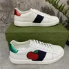 2022 Designer Sneakers Men Womens Casual Shoes Fashion White äkta läder lyxblomma broderad platt sportstorlek 35-46 med låda