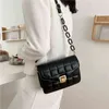 Axelväska Kvinnlig Crossbody väska Dam Designer Handväska Kvinnor Väska Retro Kedja Mode PU Läder 2021 Ny Trend Galler Enkel G220506