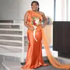 2022 Neueste One Shoulder Orange Brautjungfernkleider Meerjungfrau Überrock Trauzeugin Kleid Tüll Zug Hochzeit Invitada Roben