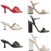 2022New Arrivals Lackläder Thrill Heels sandaler Kvinnor Unik designer spetsad klänning Bröllopsskor metallspänne sko Bokstäver Lyxiga högklackade storlekar 35-42