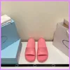 Kvinnor Sommar Tofflor Designer Skor Kvinnor Sandaler Triangel Brev Soild Färg Flip Flop Sko Slipper Lovers TPU Mens Skor Nice D224097F