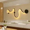 Vägglampa modern kreativ akrylkurva ljus nordisk led snake sconce för hem el dekors belysning fixture258m