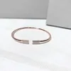 Braccialetti di design di lusso Bracciale stretto di moda adatto per gli amanti Uomo Donna039s Gioielli delicati 3 colori Alta qualità4870433