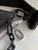 2022 argent cuir noir matériel bicolore conception mode loisirs diagonale personnalité chaîne fermeture éclair sac à main 25 CM
