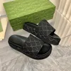 Märke flerfärgade kvinnors plattform Slid sandaldesigner sandaler broderi tjock botten toffel lyx alfabet lady hög klack tofflor