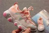 2022 스프링 새로운 어린이의 부드러운 고무 스포츠 신발 탄성 통기 운동 신발 아기 페달 신발 운동화 패션 G220527