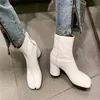 2022 Mulheres divididas no dedo do dedo ninja tabi botas mulher tornozelo bota de couro redonda salto de cabeça sapato de raia de 5,5 cm de calcanhar