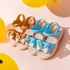 Flickor mjuka sula prinsessor sandaler för sommar båge knut dekor hål ut platta skor rosa blå brun 220621