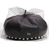 Mode pu läder basker hatt retro mesh svart basker pearl målare hatt netto rött samma åttkantiga hatt j220722