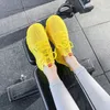 منصة النساء أحذية رياضية قابلة للتنفس الدانتيل حتى عرضة أنثى أحذية بيضاء صفراء الكورية الصيف 220812