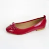 2022 Yeni Tek Sandalet Ayakkabı Kadın Yuvarlak Yuvarlak Yay Yumuşak Alt Patent Deri Kadın Ayakkabıları 35-40