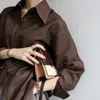 コーヒーブラウス女性春秋のカジュアルな色の色の長袖シャツ女性韓国の緩いシャツOLスタイルのワークウェアプラスサイズS-XL 220407