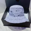 여성을위한 여름 밀짚 모자 디자이너 양동이 모자 4 색 Luxurys Sunhats Holiday Beanies 모자 Fashion Strawhat Braid Cap