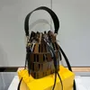 Damska torba typu Bucket Bag 2F z brązowej skóry Mini Buckets Bags ze sznurkiem i metalem ozdobionym czarnym, ręcznie malowanym wypukłym wzorem