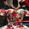 特別な機会ドレスフローラルサテンベスティドスDE 15 ANOS 2023 Puffy Embroidery Quinceanera Gowns Off-Sholdled Sweet 16 Long Prom Gown Black White Quince Peplum
