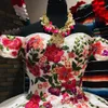 Speciale gelegenheid jurk bloemen satijnvestidos de 15 anos 2023 gezwollen borduurwerk quinceanera jurken off-schouder zoet 16 lange prom jurk zwart witte kweepeer peplum