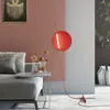Lampy podłogowe nordycka czerwona lampa LED życie nowoczesny minimalistyczny pokój domowy wystrój stały sypialnia sypialnia nocna oprawka