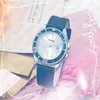 Moda por atacado Menções femininas assistem aço inoxidável estojo de aço de 40 mm todos os discos de designer de designer de quartzo esportes calendário genuíno couro relógios de pulso