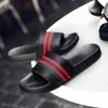 Randig varumärkesdesigner par tofflor skor läder sommarskoskor mode kvinnliga glider män utomhus platt kvinna sandaler mulor g220526