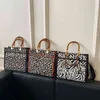 Leopard Zebra Vintage Tote para mujer Mango duro Vintage Bolsos femeninos Moda retro Grandes damas Bolsos de hombro Trabajo de fin de semana 220512